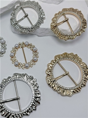 Button the hem of the garment